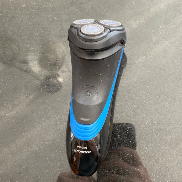 Used Phillips Norelco three headed electric razor with trimmer on back, wet dry - Picture 1 of 7